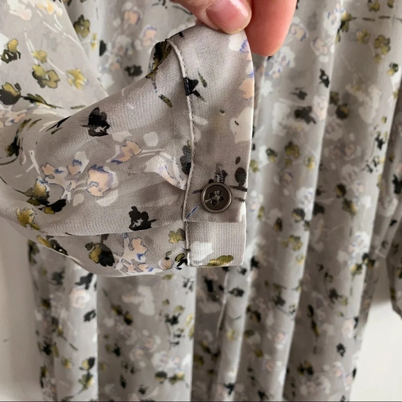 Cabi Matinee Blouse Floral Print Top Gray 5204 size XS - Picture 3 of 7